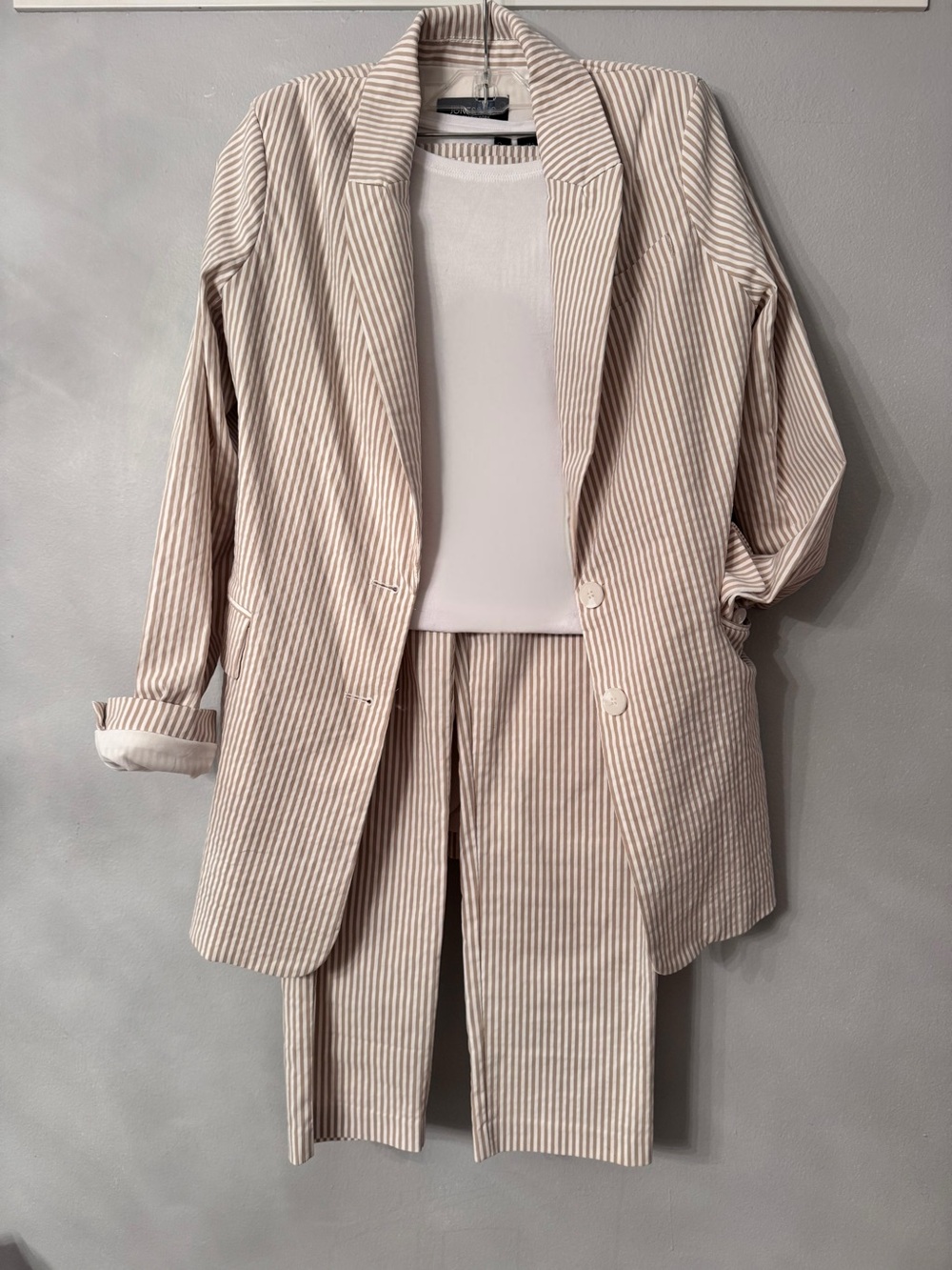 Jones &CO Beige Stripe  Blazer. New. M very comfortable.